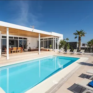 https://villa-dois-mares-puerto-calero.in-canary-islands.com
